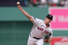 Cerveceros adquieren al derecho Priester de Boston para reforzar su rotación afectada por lesiones