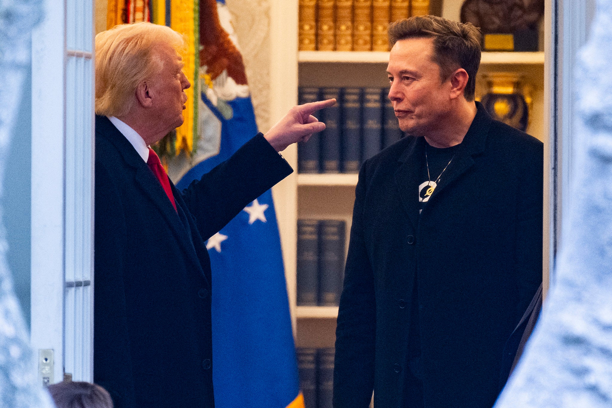El presidente Donald Trump dejó de mencionar a Elon Musk en Truth Social en las últimas semanas, en un aparente intento por tomar distancia del magnate tecnológico. En febrero y marzo, el presidente mencionaba al multimillonario un promedio de cuatro veces por semana, pero no ha vuelto a publicar sobre el CEO de Tesla desde principios de abril.