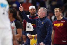 Nuggets despiden al entrenador Michael Malone y al gerente general Calvin Booth, según fuente AP