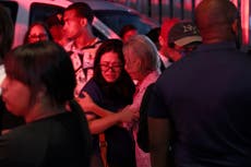 Los rescatistas siguen buscando tras el derrumbe en una discoteca dominicana que dejó 98 muertos.