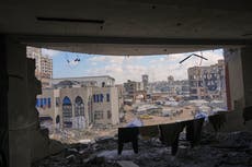 FOTOS DE AP: Una universidad bombardeada en Gaza se convierte en refugio para palestinos desplazados
