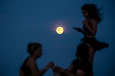 Qué es y cómo podría afectarte la Luna Rosa este 12 de abril