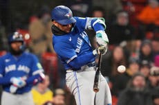 Guerrero celebra extensión con 3 hits en triunfo de Azulejos sobre Medias Rojas