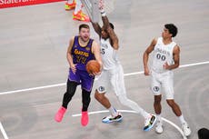 Doncic anota 45 puntos en su regreso a Dallas; Lakers aseguran playoffs con paliza de 112-97