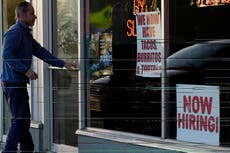 Solicitudes de ayuda por desempleo en EEUU aumentan levemente en un mercado laboral estable