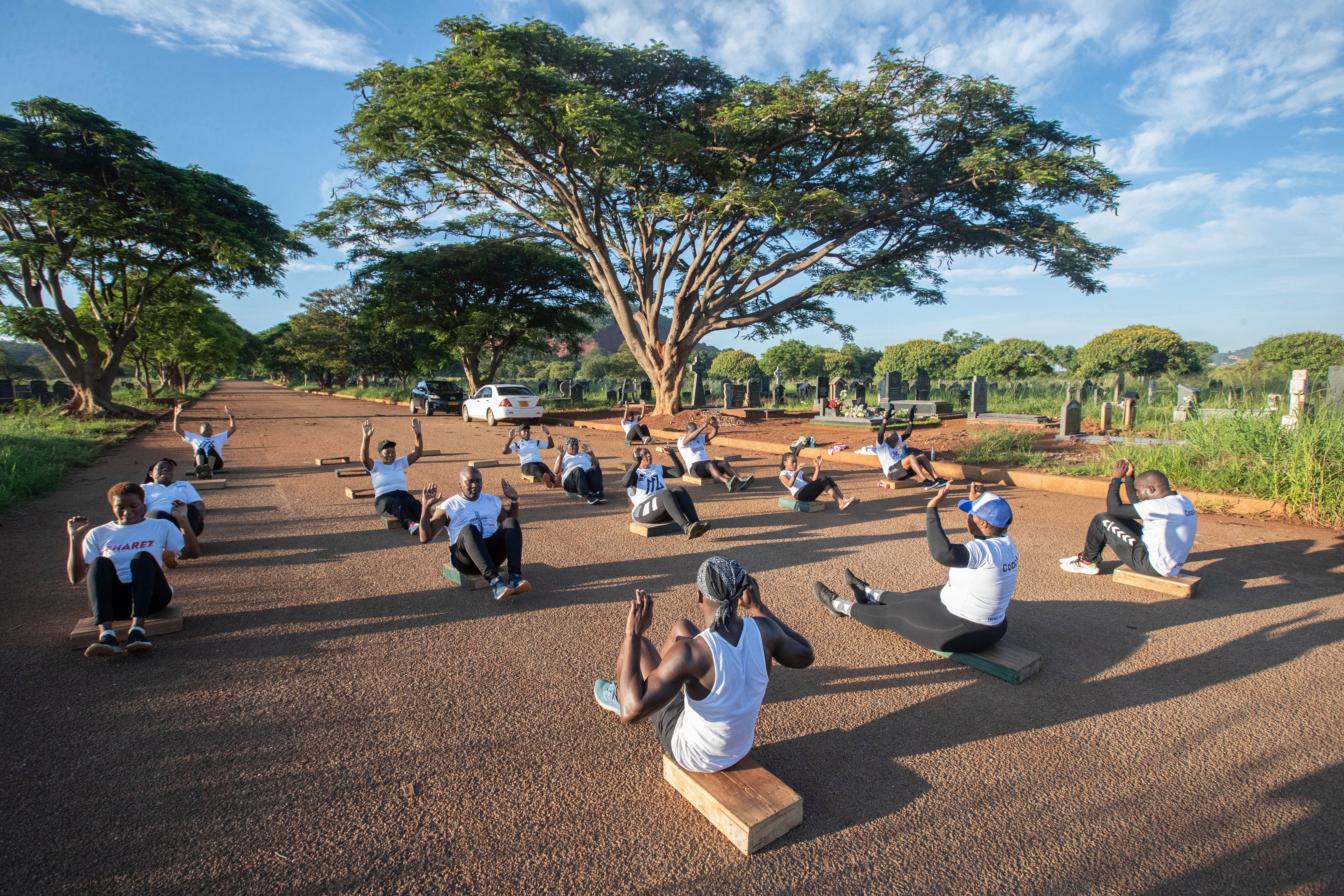 ZIMBABUE-CEMENTERIO-EJERCICIO