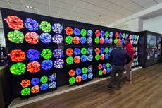 Posible impacto de la guerra comercial de Trump hunde la confianza del consumidor en EEUU