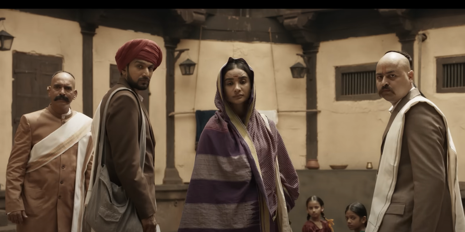 En abril, el estreno de una película de Bollywood sobre la vida de dos reformadores del siglo XIX que se oponían al sistema de castas se retrasó tras protestas de grupos de castas altas, que alegaron que la cinta difamaba a su comunidad