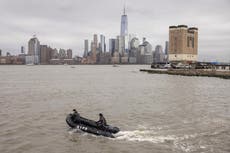 Buzos buscan restos tras accidente de helicóptero con seis muertos en Nueva York