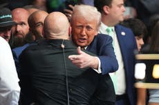 Trump recibe una ovación de pie al llegar a un evento de la UFC en Miami