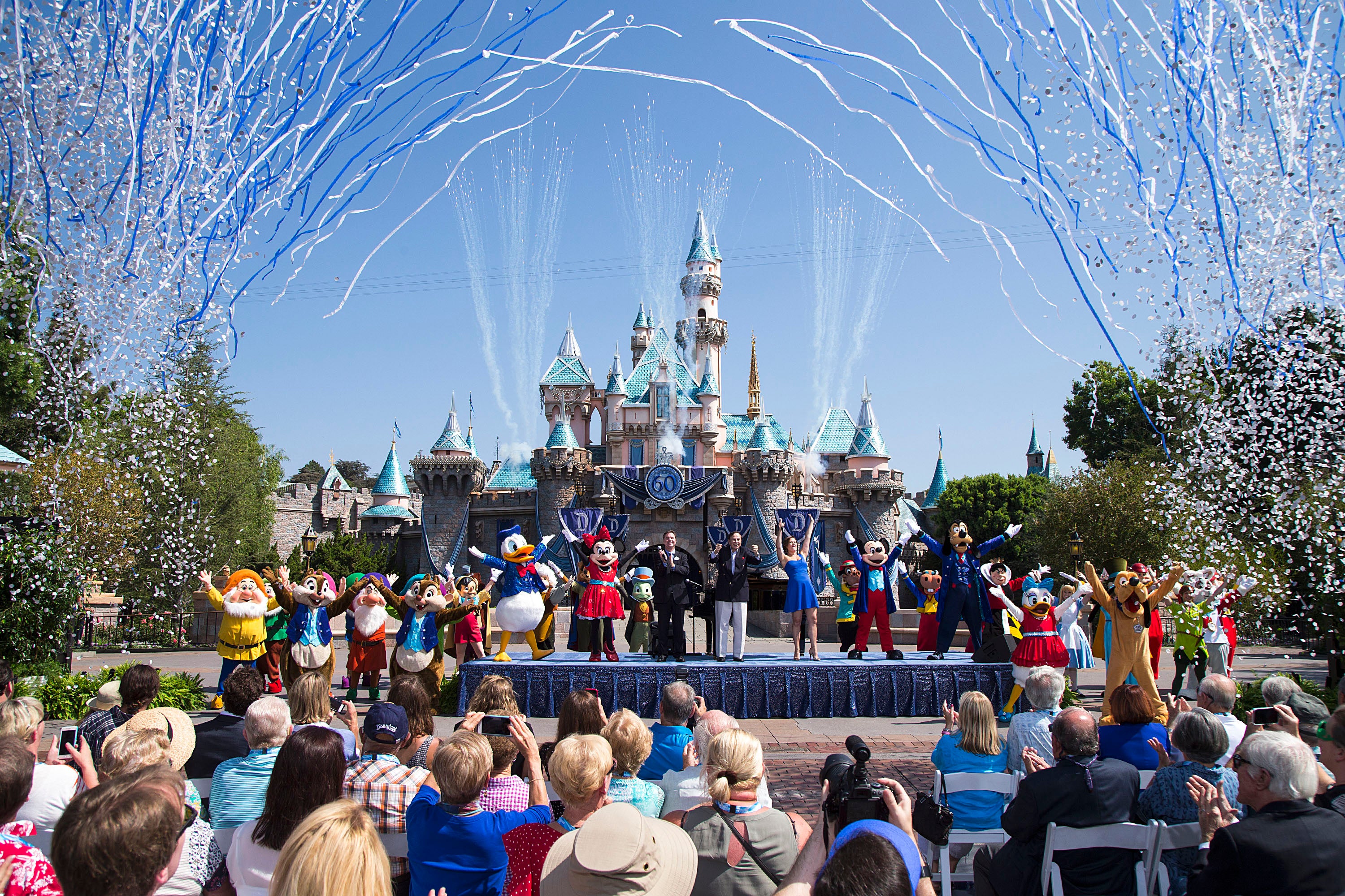 El precio base de las entradas a Disneyland es de $104 dólares, aunque en fechas específicas puede superar los $200