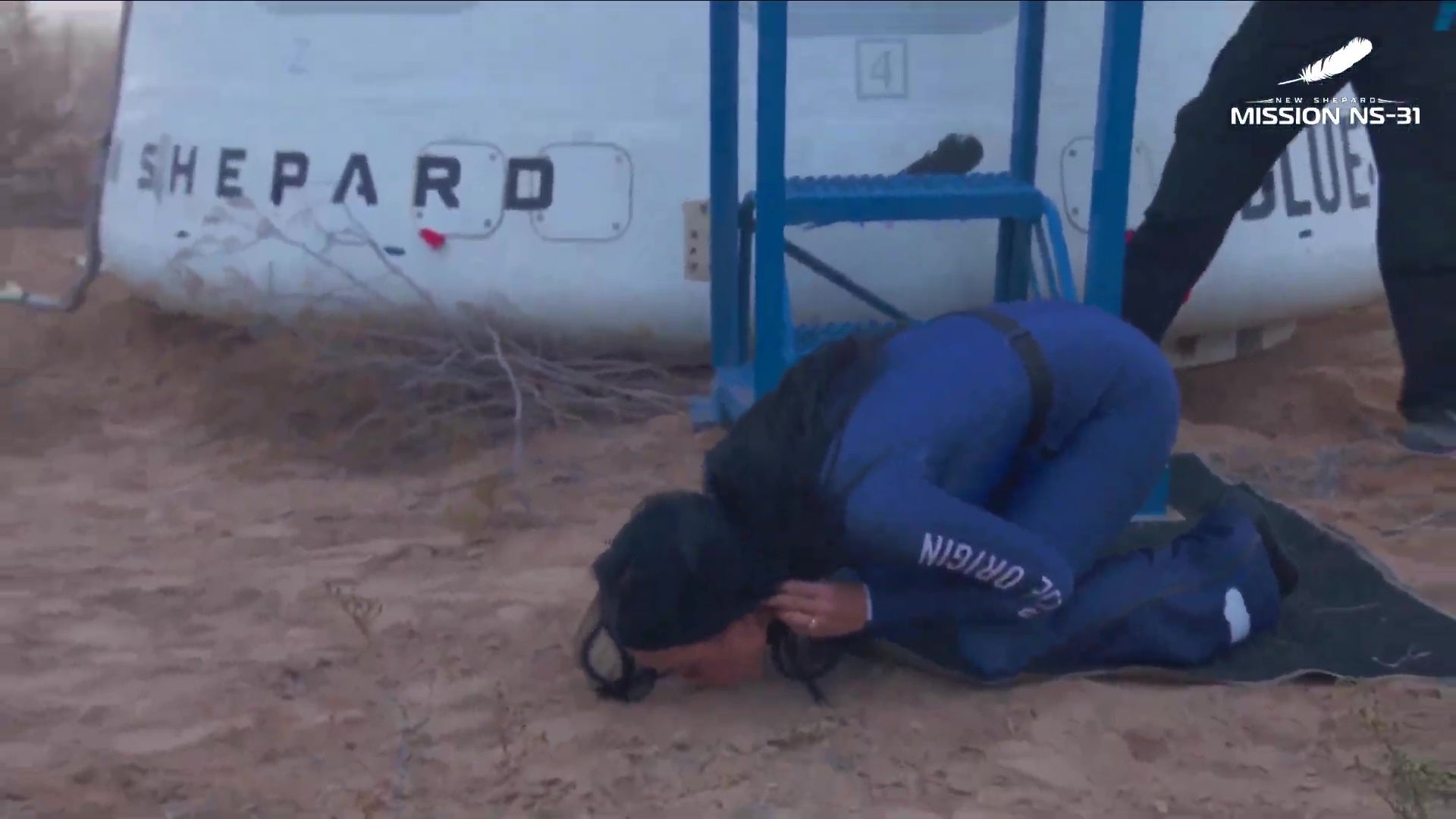 Katy Perry besó el suelo al regresar de su vuelo espacial de 11 minutos