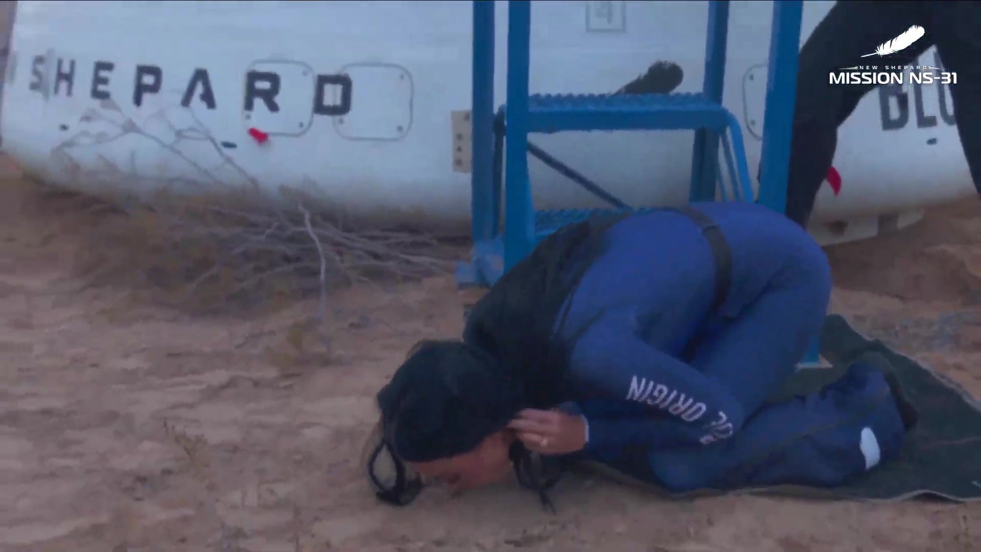 Hogar, dulce hogar: Katy Perry besa el suelo tras su vuelo en la nave espacial New Shepard NS-31 de Blue Origin