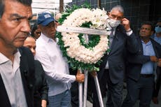 El alcalde de NY rinde homenaje a víctimas del club nocturno en República Dominicana