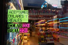 AP EXPLICA: Qué significa que Argentina haya flexibilizado las restricciones para comprar dólares