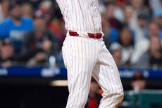 Gigantes batean tres jonrones y continúan su buen inicio con victoria 10-4 sobre Filis