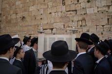 Decenas de miles de judíos se reúnen para la bendición tradicional en Jerusalén