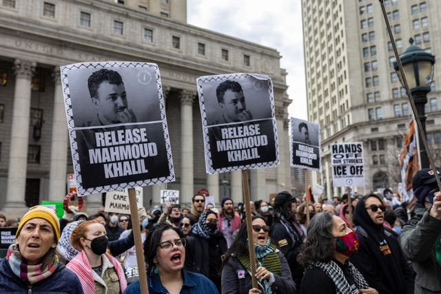 <p>Manifestantes piden por la liberación de Mahmoud Khalil, residente legal y estudiante de la Universidad de Columbia detenido tras participar el año pasado en protestas propalestina en el campus</p>