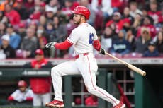 Hays conecta jonrón y Rojos vencen 8-4 a Luis Castillo y Marineros