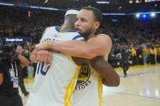 Butler y Curry guían a Warriors a triunfo 121-116 sobre Grizzlies y a playoffs como 7mos