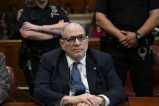 Abogados de Weinstein piden que permanezca hospitalizado durante nuevo juicio por #MeToo