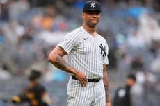 Dominicano Luis Gil retrasa su programa de lanzamientos por lesión en el dorsal con los Yankees