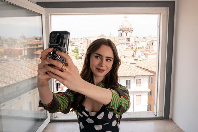 <p>‘Emily en París’. Lily Collins como Emily en uno de los episodios de ‘Emily en París’</p>