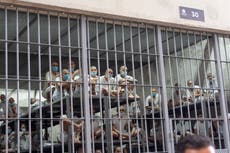 Grupos de derechos demandan liberar a venezolanos deportados de EEUU y retenidos en El Salvador