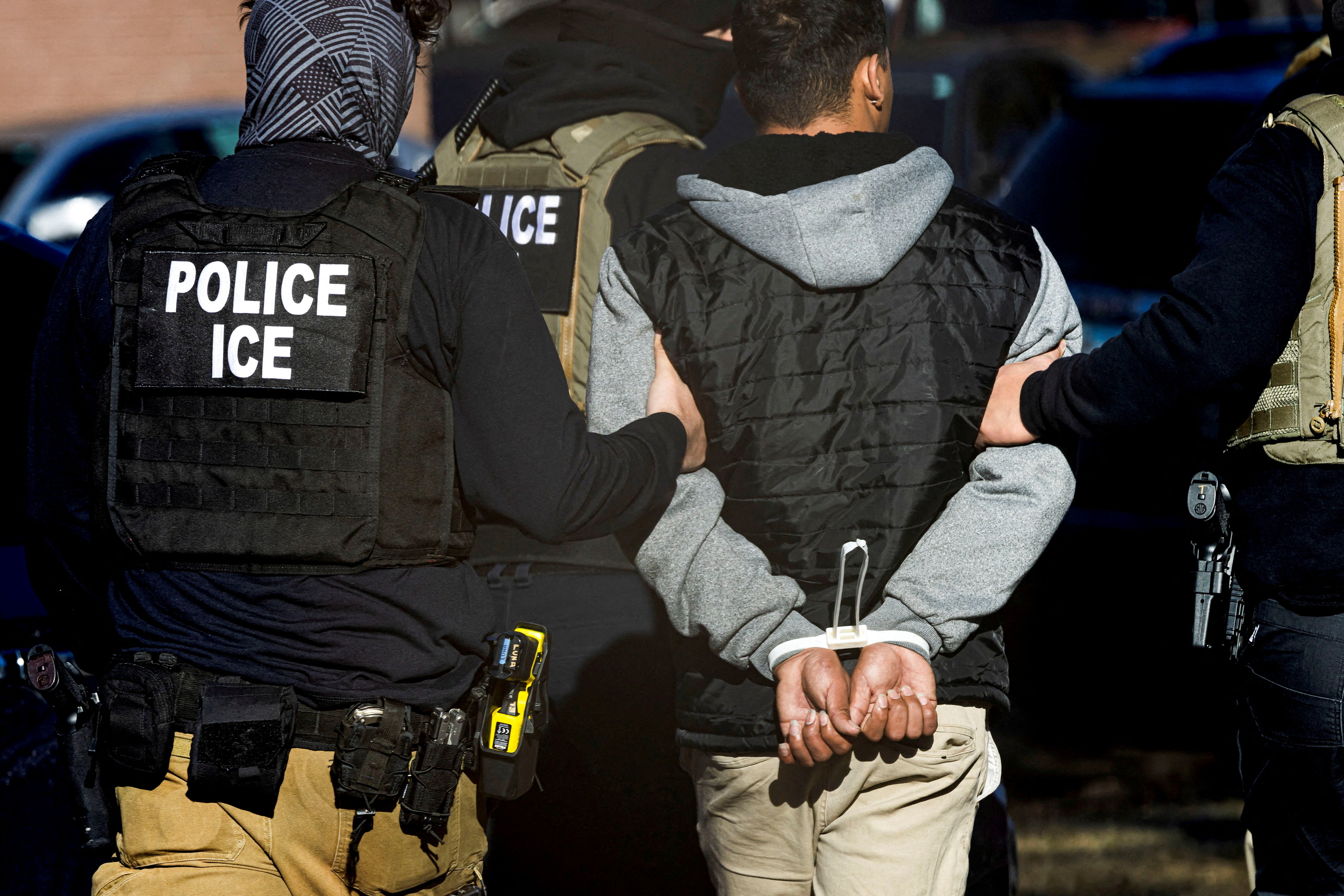 Los funcionarios de ICE, fotografiados deteniendo a un hombre en otro lugar, recibieron instrucciones de emprender una oleada de detenciones en el Gran Boston
