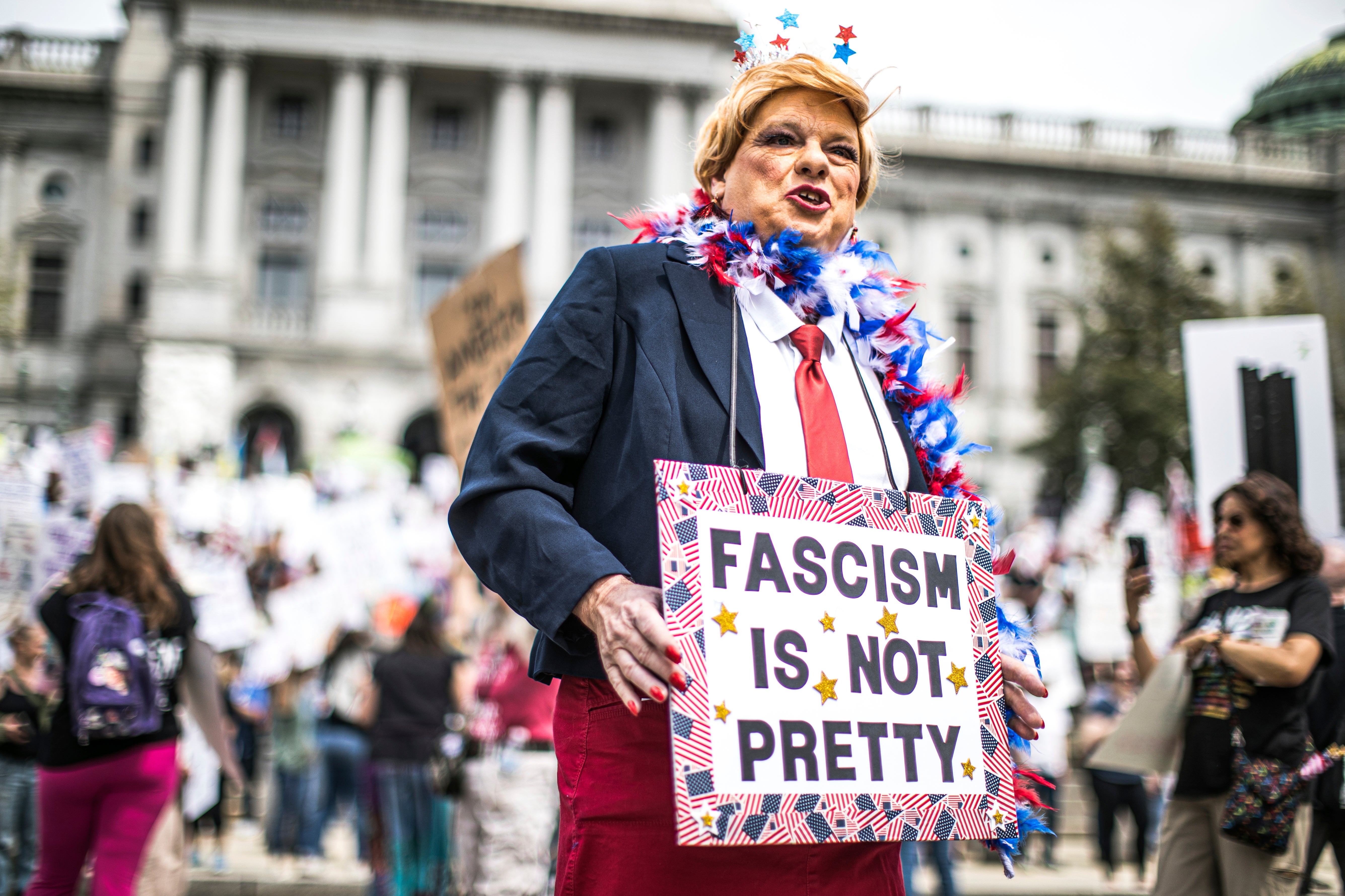 Manifestantes contra el gobierno de Trump se reúnen en NY, Washington y otras ciudades de EEUU