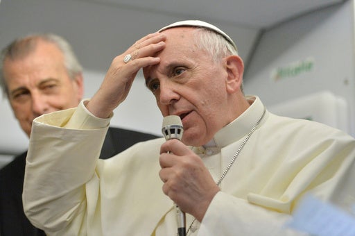 El papa Francisco habla durante una rueda de prensa a bordo del vuelo papal de regreso de Brasil en 2013