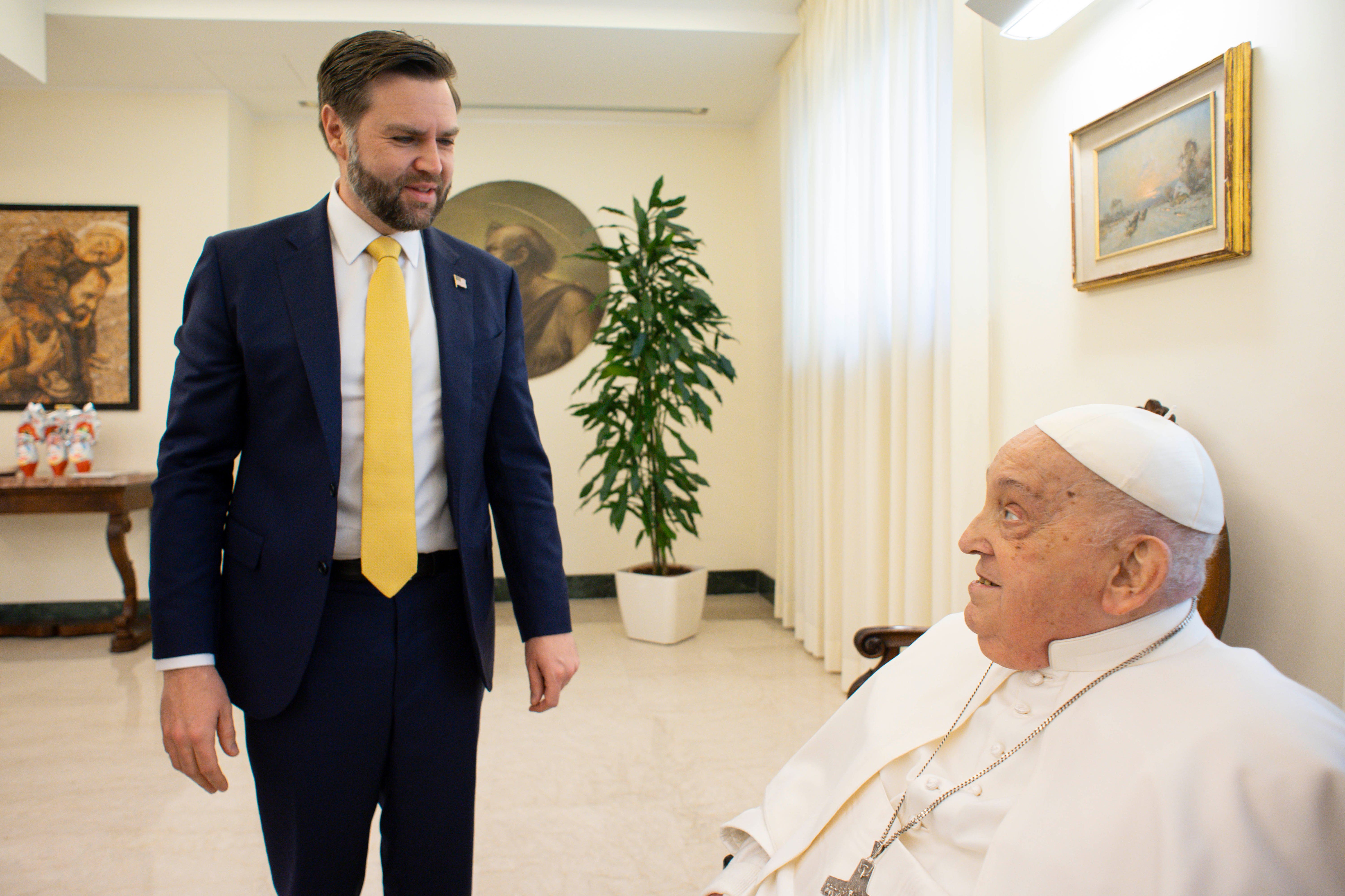 El papa Francisco recibe al vicepresidente estadounidense J. D. Vance (Vatican Media vía AP)