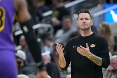 JJ Redick sigue esforzándose por mejorar tras exitoso y tumultuoso debut como entrenador de Lakers