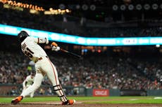 Flores pega jonrón decisivo y Jung Hoo Lee aporta triple impulsor; Gigantes vencen 5-2 a Cerveceros