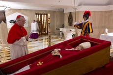 AP Fotos: Escenas del Vaticano tras la muerte del papa Francisco