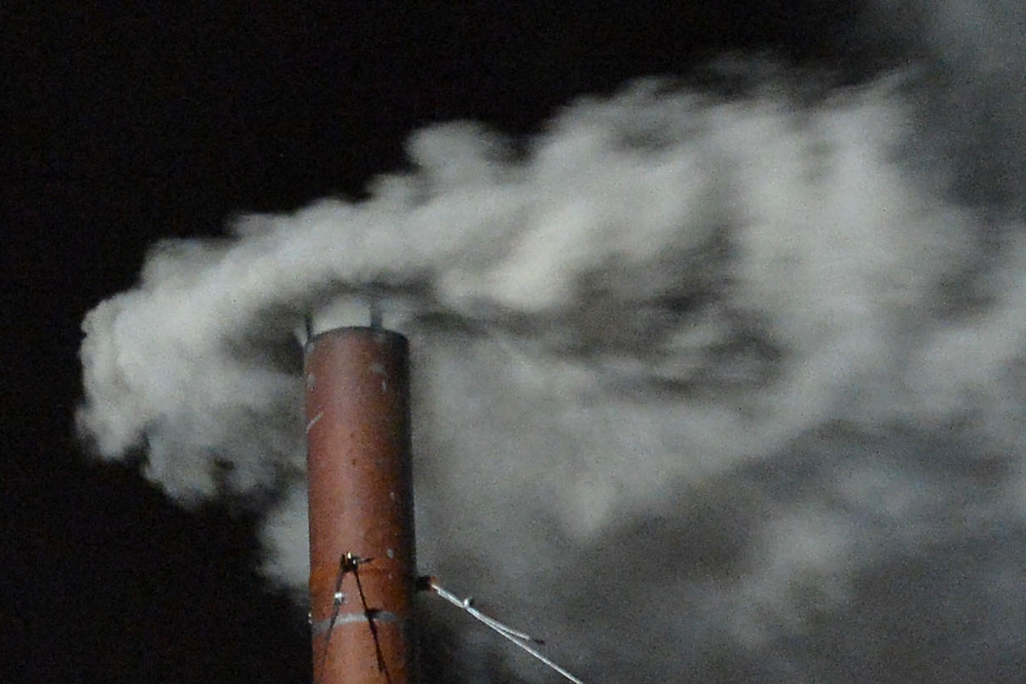 Humo blanco se eleva desde la chimenea en el techo de la Capilla Sixtina, el 13 de marzo de 2013; así se comunicó que los cardenales habían elegido un nuevo papa en el segundo día de su cónclave secreto