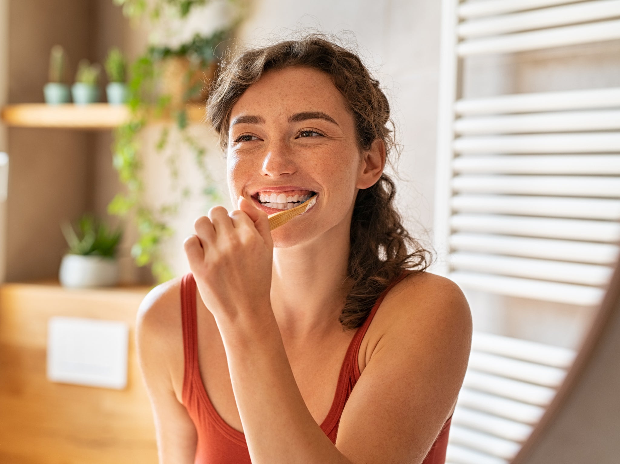 <p>Cuidar la salud bucal es sencillo y no hace falta recurrir a trucos de redes sociales para lograrlo</p>