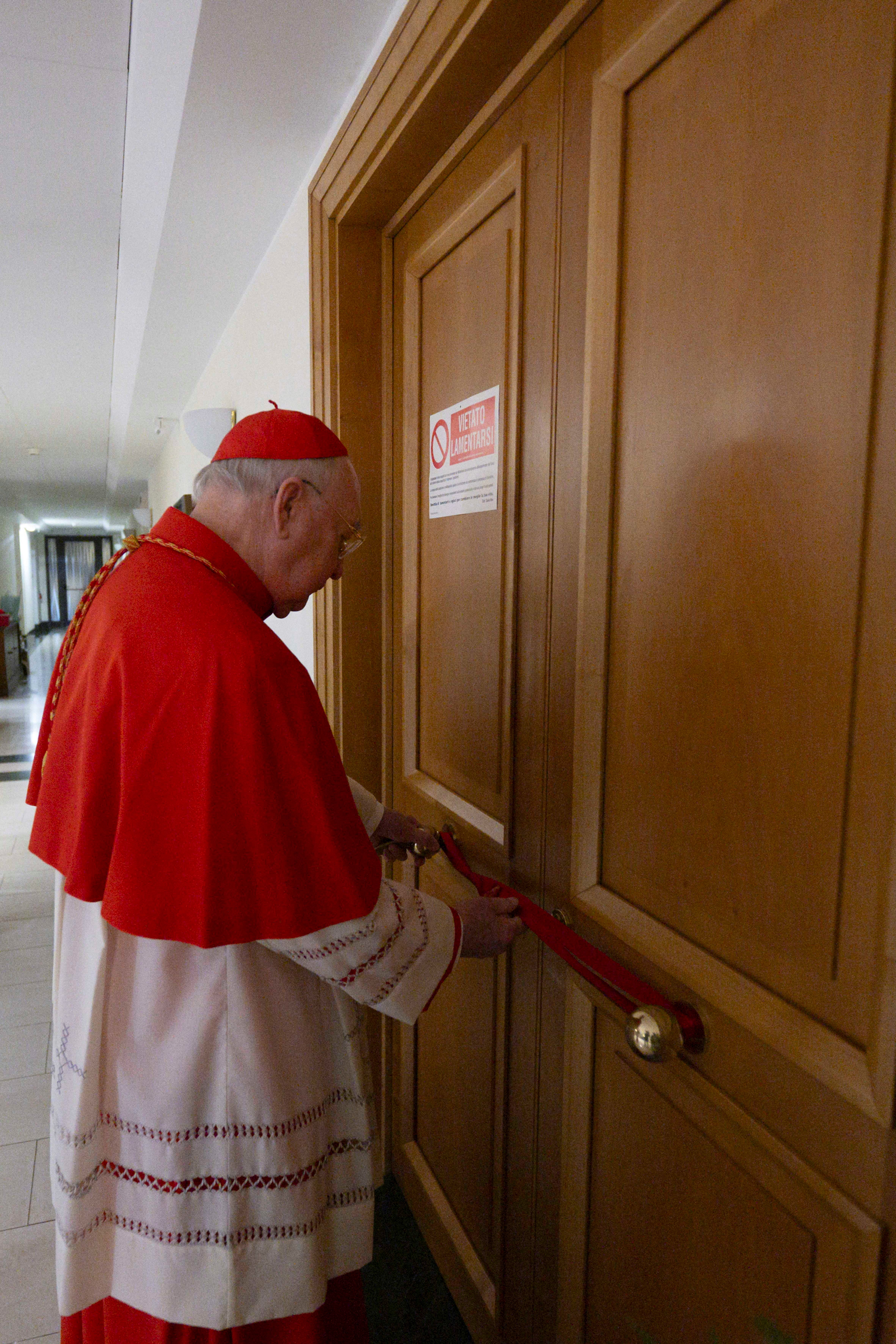 El cardenal Kevin Joseph Farrell es el camarlengo, el cardenal encargado de organizar el cónclave