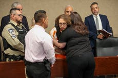 Una mujer abraza al hombre que mató a su hermano y a 22 más en ataque racista en un Walmart de Texas