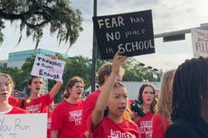Sobrevivientes de tiroteos en Florida instan a legisladores a defender ley de control de armas