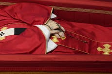 El médico del papa cuenta los últimos momentos de Francisco en entrevista con un periódico