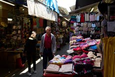 Mayoría en EEUU espera alza de precios por aranceles de Trump, según encuesta AP-NORC