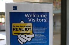 Qué saber mientras EEUU se prepara para exigir REAL ID a muchos viajeros aéreos a partir de mayo
