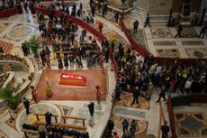 ¿Por qué la gente hace colas larguísimas para despedir al papa Francisco?