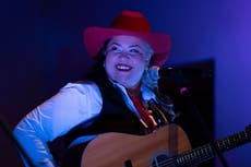 Vivir Quintana cambia enfoque de corridos al cantar sobre mujeres encarceladas por defensa propia