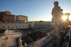 AP Fotos: De los más poderosos a los más humildes, miles asisten al funeral del papa Francisco