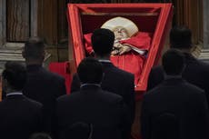 Miles acuden al Vaticano para el funeral de Francisco, una ceremonia que él ayudó a reinventar