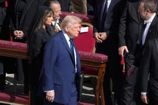 Trump asiste al funeral de un papa que discrepó pública y tajantemente con él en algunos temas