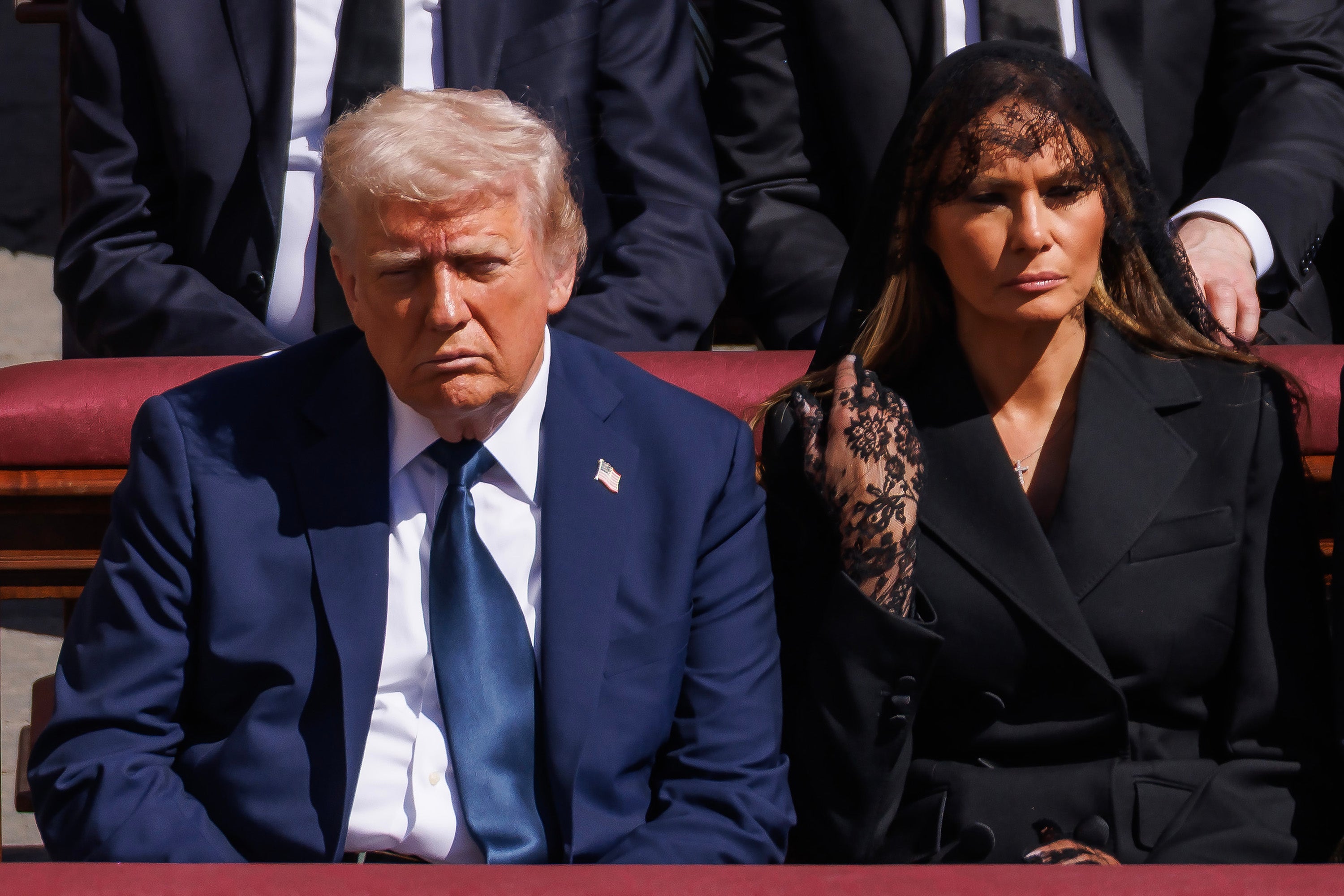 La Casa Blanca calificó a Michael Wolff de “idiota balbuceante” en un comunicado enviado a The Independent. Melania acompañó al presidente al funeral del difunto papa Francisco, pero al regresar a Estados Unidos, el mismo día de su cumpleaños, la pareja se separó y siguió rumbos distintos.