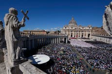 Vinieron por la canonización de un santo millennial. Se quedaron para el funeral del papa Francisco